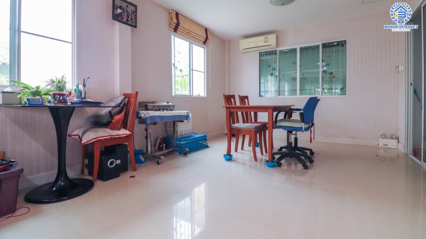 บ้านเดี่ยวมือสองนนทบุรี ม.ชวนชื่น โมดัส แจ้งวัฒนะ สุดคุ้ม! กับบ้านหลังใหญ่ ตกแต่งพร้อมอยู่ พื้นที่กว่า 52.3 ตร.ว. ฟังก์ชัน 3 นอน 3 น้ำ 2 ที่จอดรถ บรรยากาศเงียบสงบ เป็นส่วนตัว บนทำเลหายาก! ใกล้เซ็นทรัลแจ้งวัฒนะ ทางด่วนแจ้งวัฒนะ และเมืองทองธานี รองรับรถไฟฟ้าสายสีชมพู "สถานีเลี่ยงเมืองปากเกร็ด"...